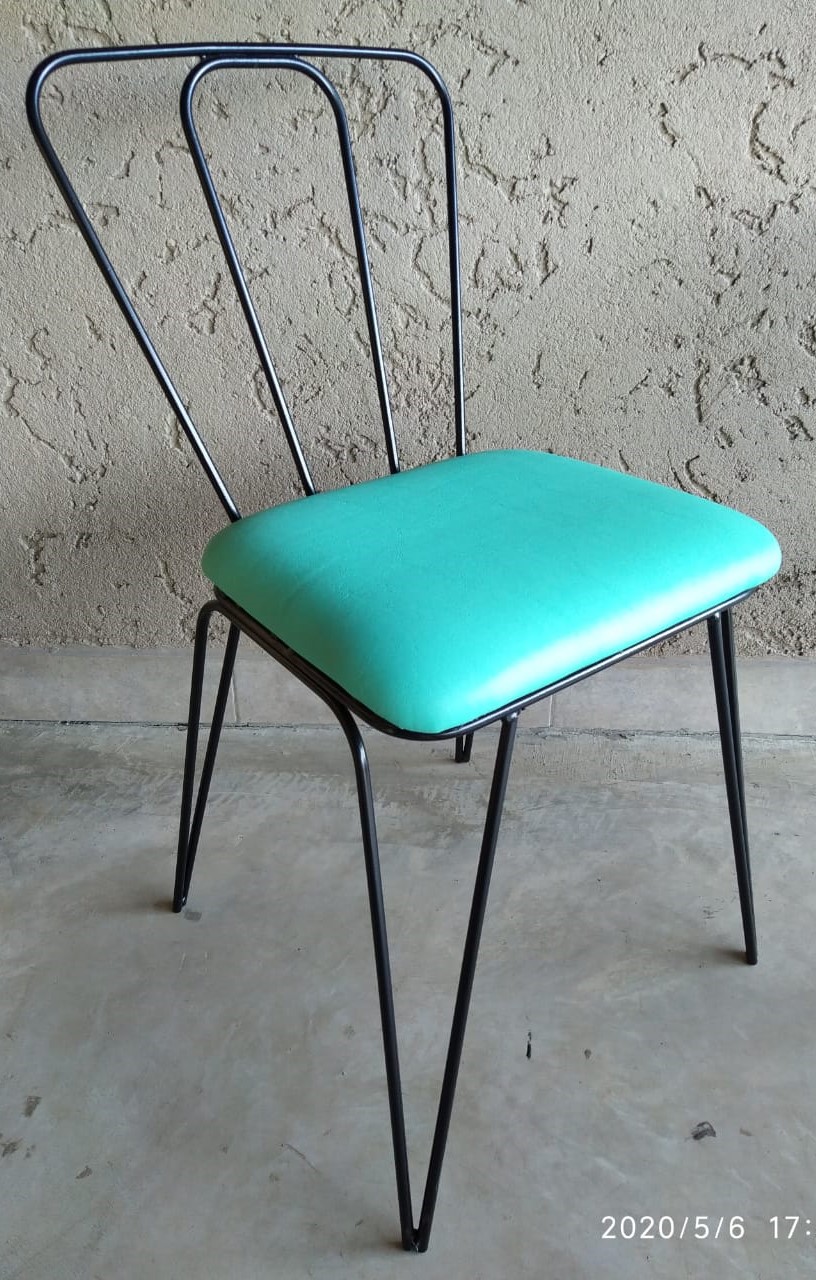 silla de hierro con asiento de cuero
